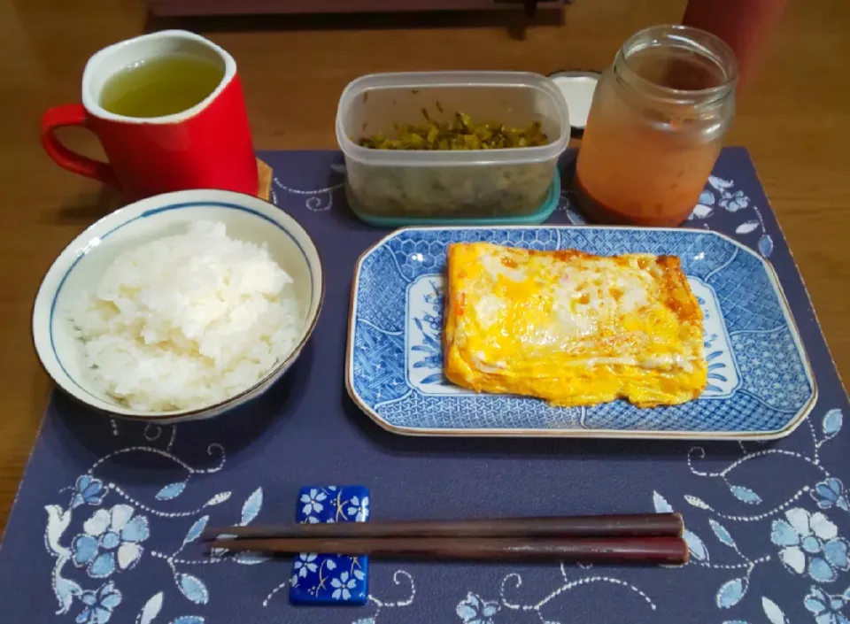 Snapdishの料理写真:かにかま&チーズ入り玉子焼き(朝ご飯)|enarinさん