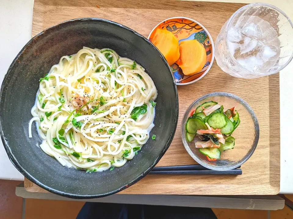 明太子クリームうどん、きゅうりワカメ蟹蒲の生姜酢の物、柿|しょこらさん