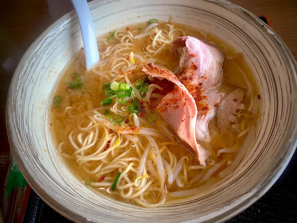 大分出張中のお昼ご飯！天神うどんさんの日替わりラーメン🍜|ひーちゃんさん