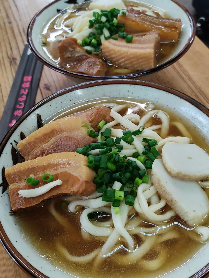 きしもと食堂の沖縄そば

そばのまち本部町の代表的なお店です。
メニューは沖縄そばとジューシーのみ。
灰汁の独特な香りで、味付けもしっかりしています。
あらま、知らないうちに行列が...|Rピージャーさん