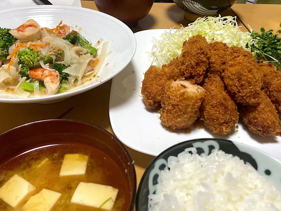 今日の晩ご飯‼️牡蠣フライ・ブロッコリーと　　エビ・大根・玉ねぎの日向夏ドレッシング和え|サチ😊さん