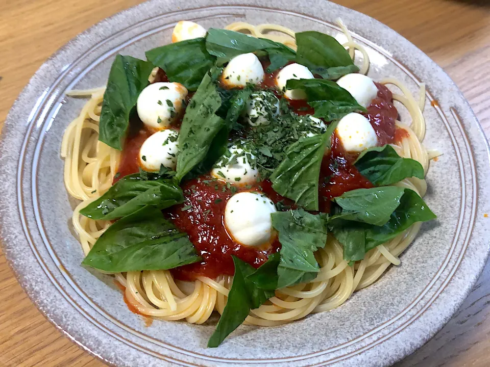 バジルとモッツァレラのトマトソースパスタ🍝|さおりさん