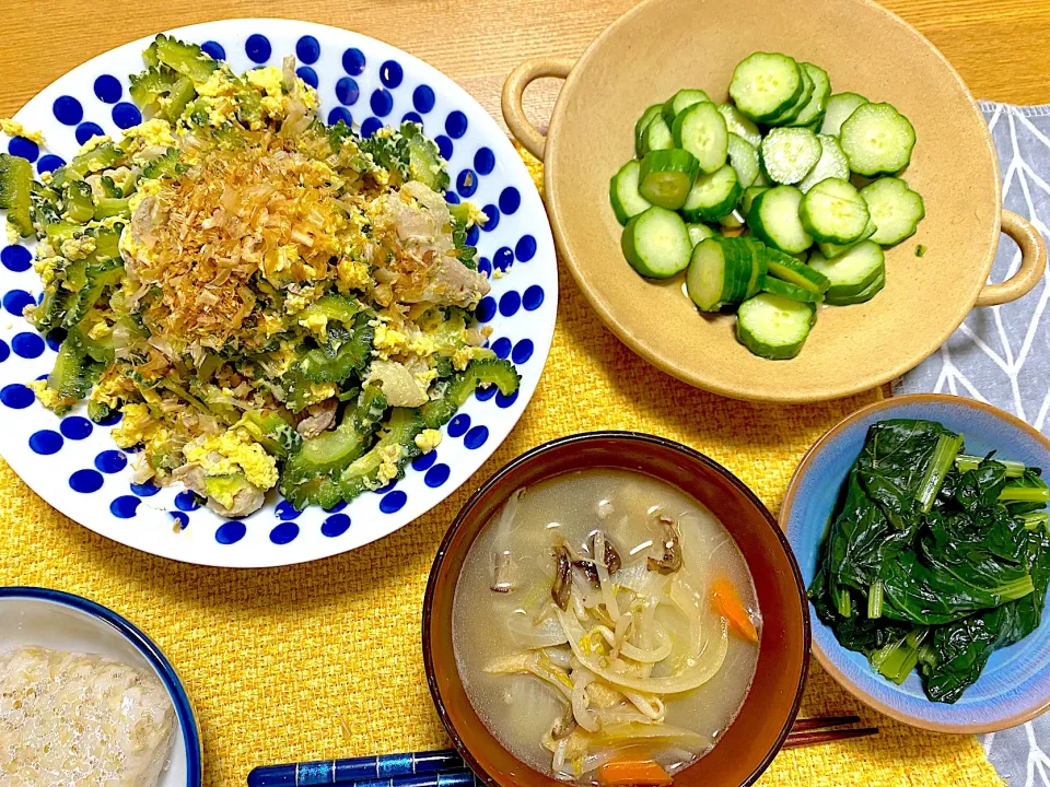 ゴーヤチャンプル、きゅうりの梅酢🥒、小松菜のおひたし、具沢山味噌汁🍄|1614さん