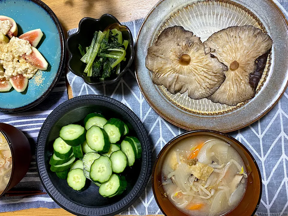 天然しいたけ焼き🍄、きゅうりの梅酢🥒、具沢山味噌汁、小松菜のごま油おひたし|1614さん