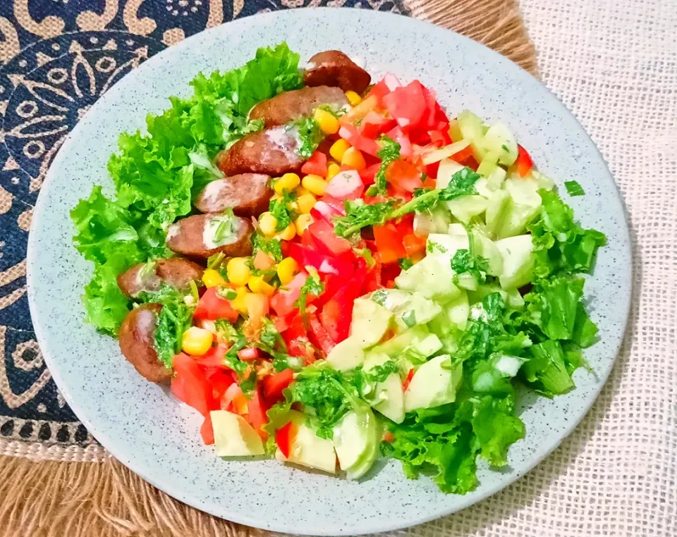 Beef classic sausage with fresh salad in mayo lime dressing.|Happy Green Bowlさん