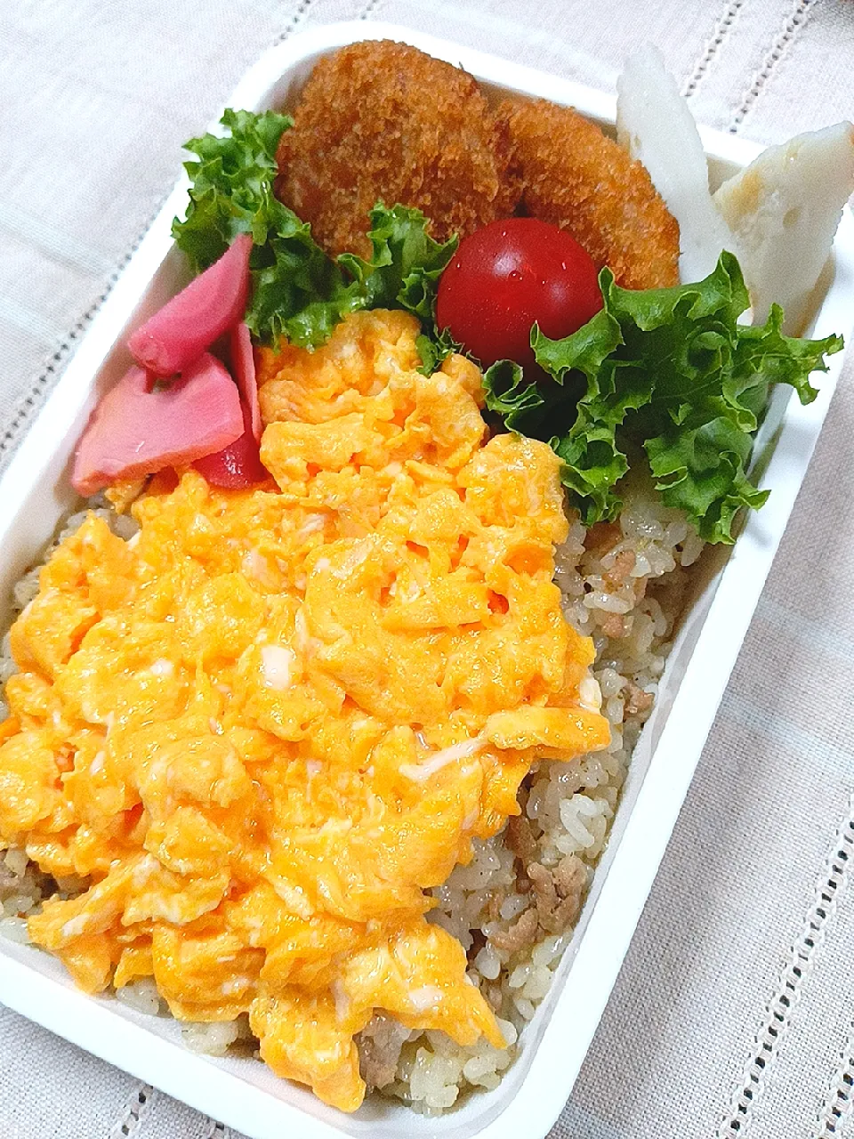 パパのお弁当
✳️チャーハンとスクランブルエッグ
✳️笹かま
✳️コロッケ
✳️紅生姜
✳️ミニトマト|かみちゃんさん