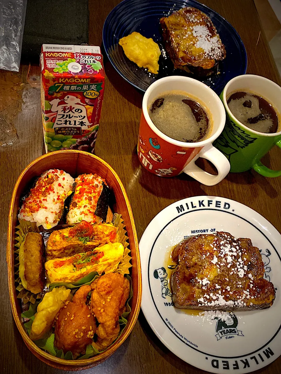 お弁当🍱　おむすび　牛肉ふりかけ　焼き海苔　ハム巻き卵焼き　チーズハンバーグ　フライドチキン　胡麻辛ダレ　イカ天ぷら　秋の果物野菜ジュース　チョコ食パンのフレンチトースト　ブラックフォレストハニー　パウダーシュガー　コーヒー|ch＊K*∀o(^^*)♪さん