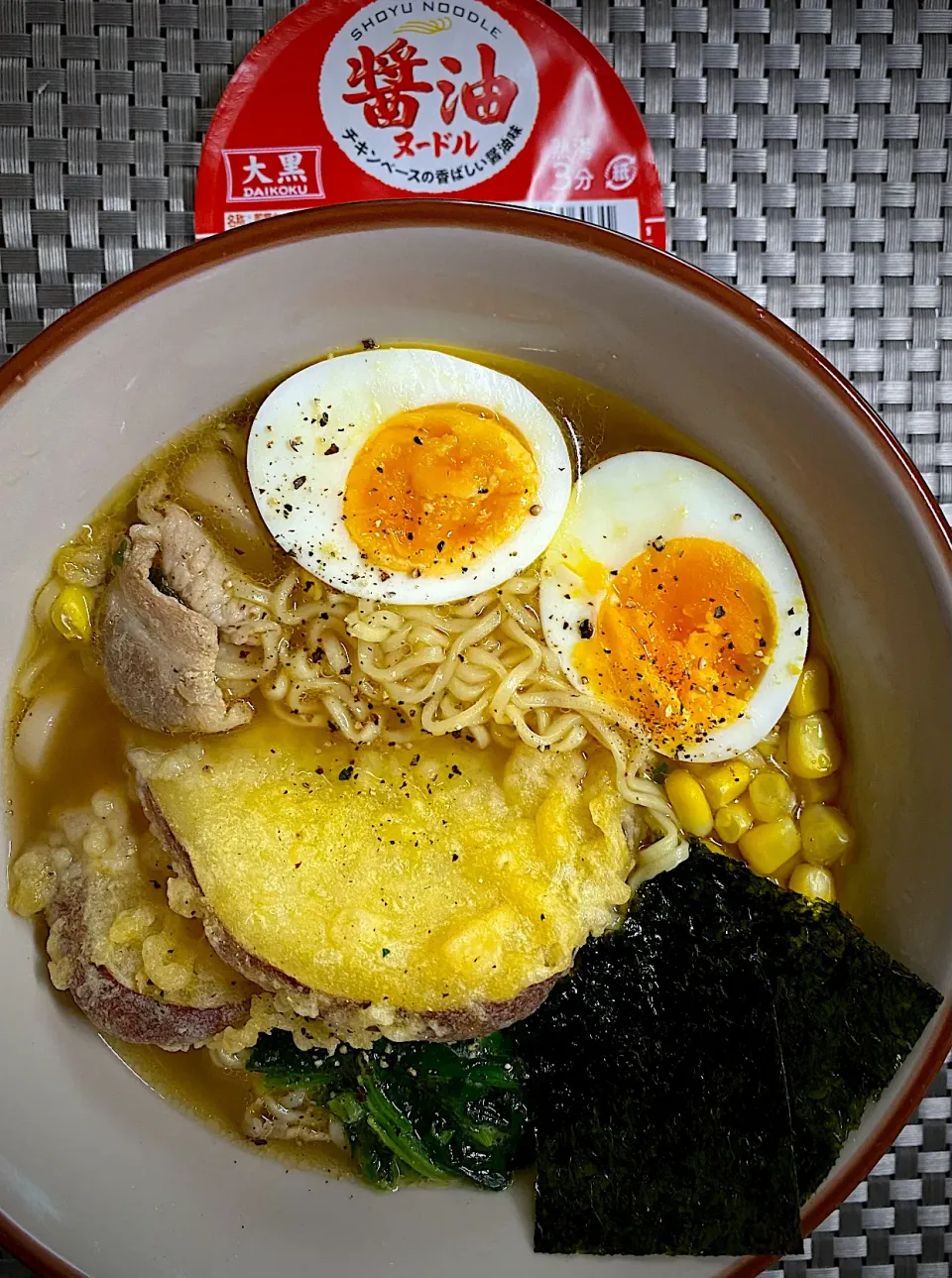 醤油ラーメン🍜🍠芋天乗せ|すくらんぶるえっぐさん