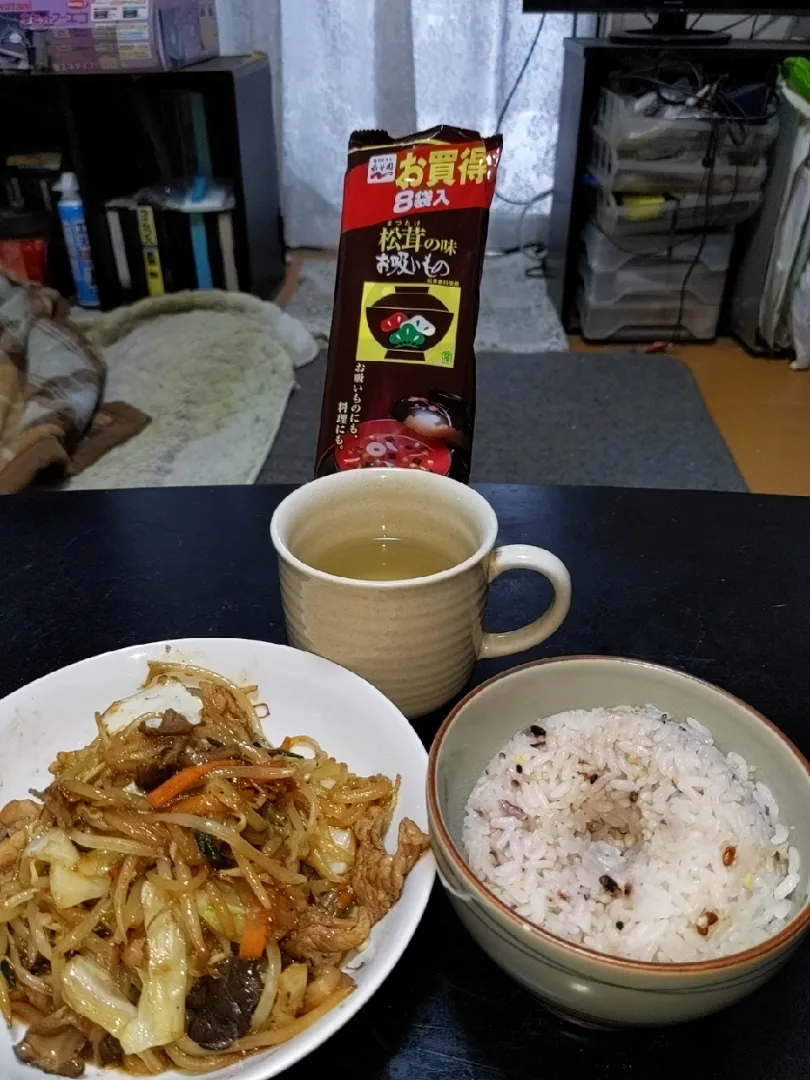 夜勤明けやっとみーつけた!庶民の味方、松茸の味お吸い物を野菜炒め定食で|Tarou  Masayukiさん