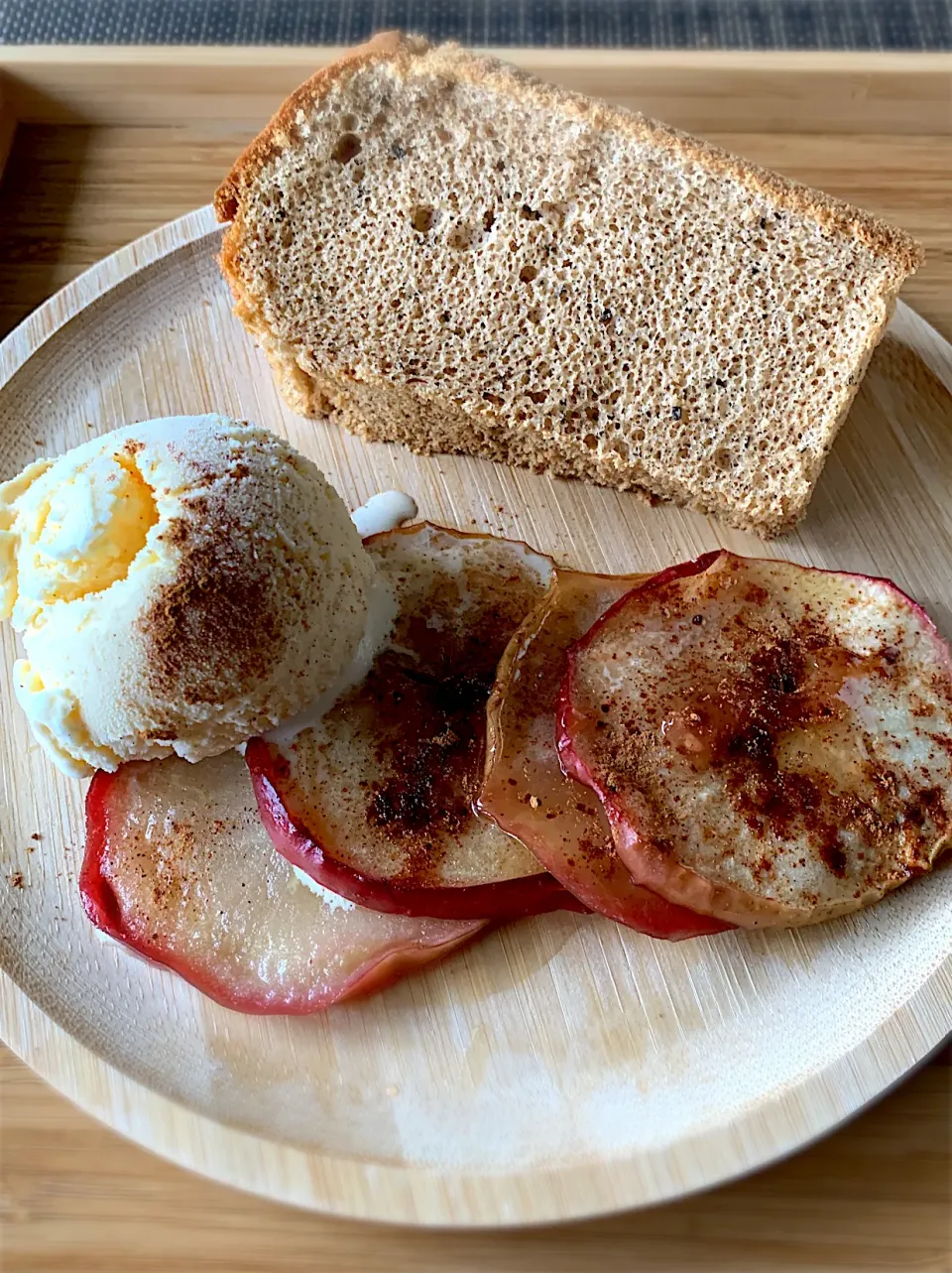 シナモンミルクティーシフォンと焼きリンゴ|ともえ☆さん