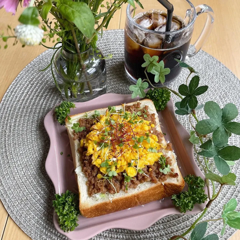 10/5❤︎豚そぼろ&たまごそぼろオープントースト✨🌱
・ローズメイ生食パン
・豚そぼろ（お弁当残り物）
・たまごそぼろ
・千切りキャベツ
・スライスチーズ|Makinsさん