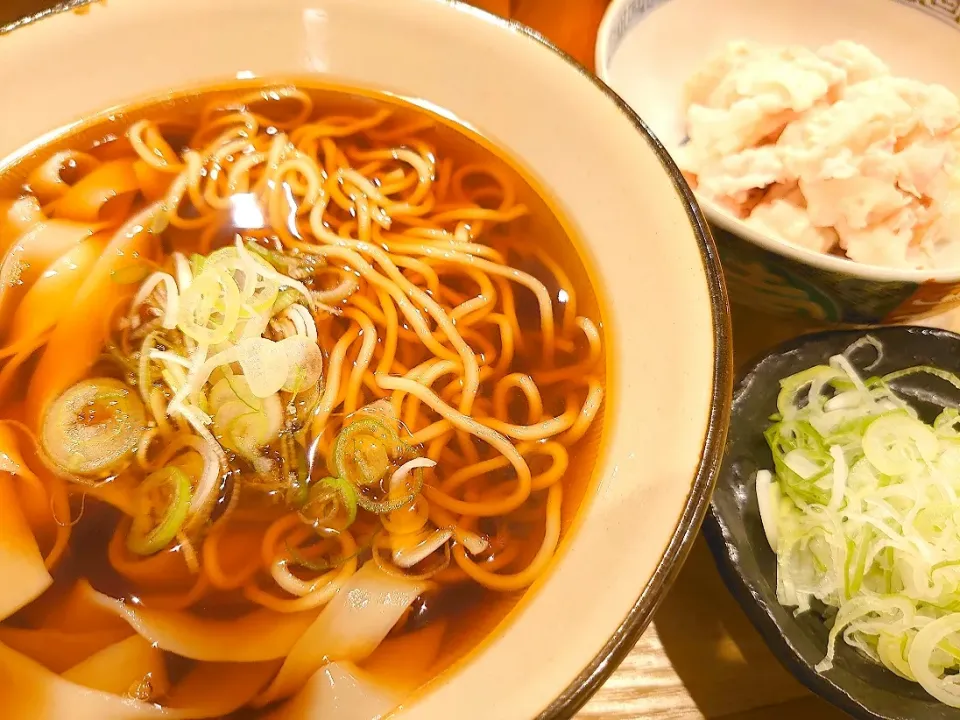 Snapdishの料理写真:【名古屋の本店は1913年創業】
【2022年4月開業】
長命うどん 東京本店
麺2種ミックス(690円)
→かけ (温かい汁/温かい麺)
→きし中(きしめん/中華麺の合盛)
＋ぶた肉 (300円)
＋追加ねぎ (50円)
@恵比寿3分
(JR渋谷駅まで徒歩16分)
22213|大脇さん