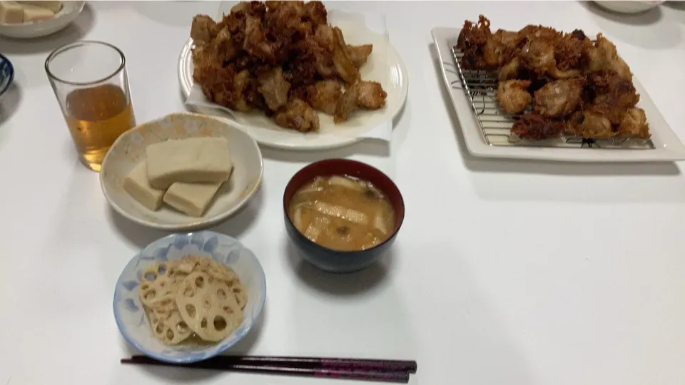 晩御飯。☆唐揚げ☆高野豆腐の炊いたん☆れんこんの胡麻酢和え☆みそ汁（白菜、しめじ、えのき、揚げ）|Saharaさん