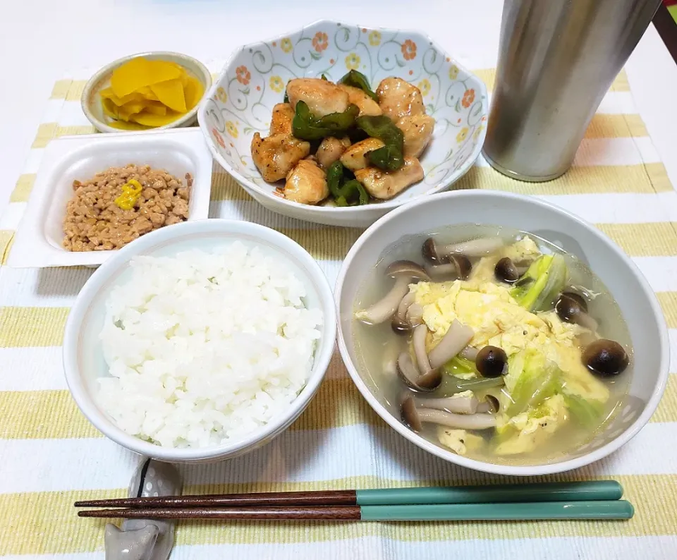 Snapdishの料理写真:ひとり暮らしの夜ご飯
鶏むねとピーマンの甘酢炒め|keeijnsさん