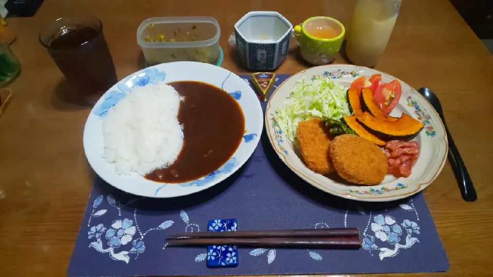 カレーライスと揚げ物トッピングとサラダ(夕飯)|enarinさん