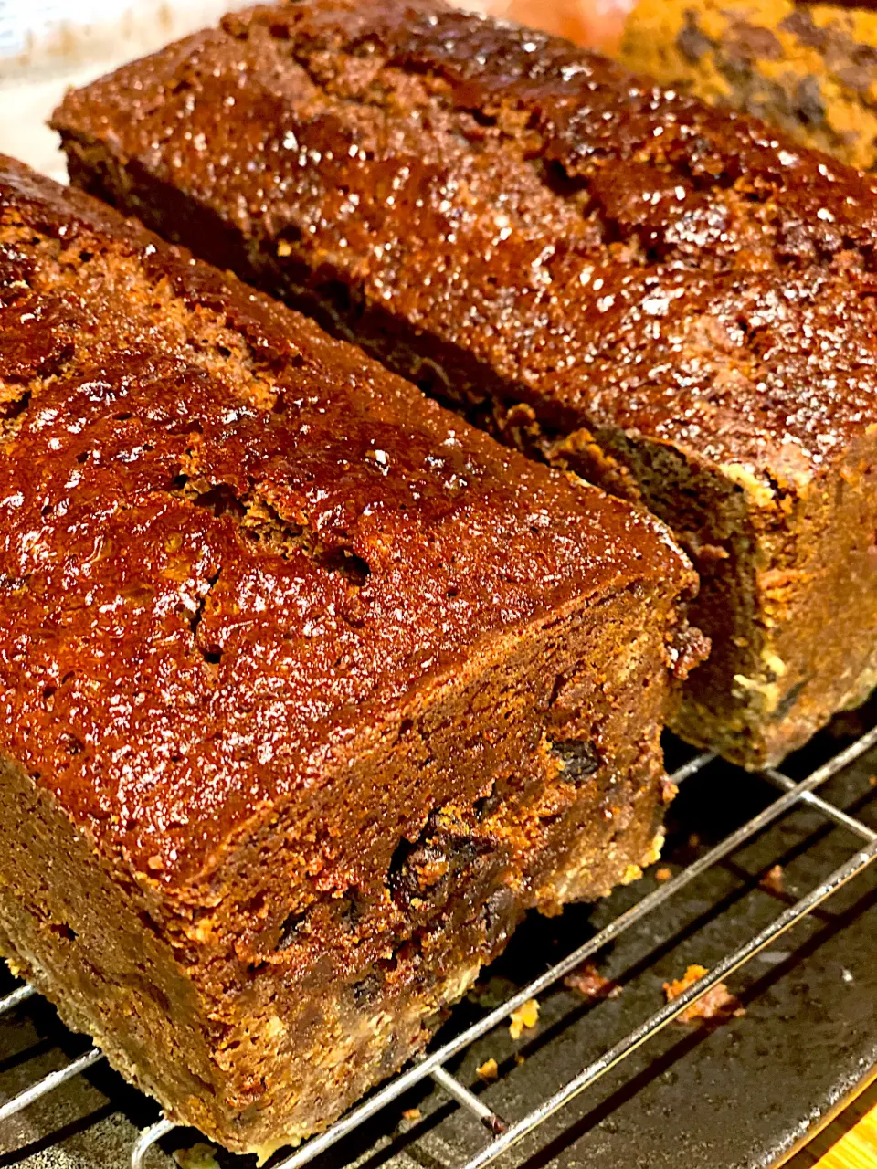 Baking ! Baking ! 
A fusion of Guinness , Molasses, Soft Brown sugar , aromatic spices , raisins soak in rum  cake ! 
Sticky tasty 😋 ready to eat ❤️
#stickycak|Emanuel Hayashiさん