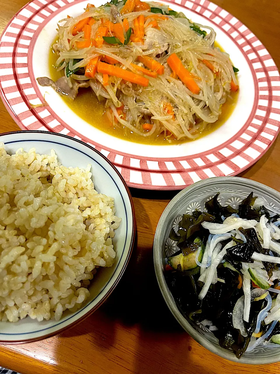 なんとなく細長いもんシリーズで #夕飯　ロウカット玄米ご飯、たっぷりもやしポーク春雨ピーマン塩ダレ炒め、ワカメ酢の物|ms903さん