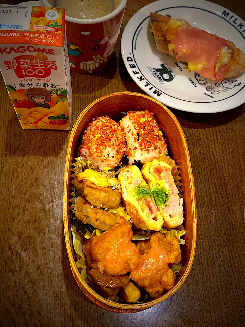 Snapdishの料理写真:お弁当🍱　おむすび　牛肉ふりかけ　焼き海苔　ハム巻き卵焼き　チーズハンバーグ　フライドチキン　オーロラ辛ソース　エリンギロースト　マンゴー野菜ジュース　ハムチーズバゲット　コーヒー|ch＊K*∀o(^^*)♪さん