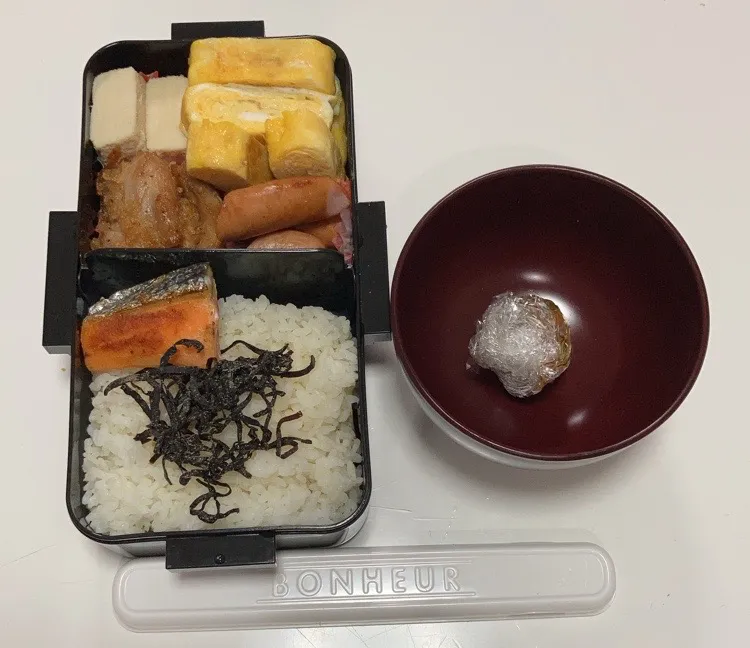 Snapdishの料理写真:パパ弁☆高野豆腐の炊いたん☆唐揚げ☆鮭☆卵焼き☆ウインナー☆みそ玉|Saharaさん