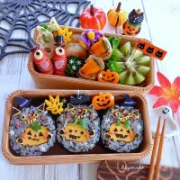 Snapdishの料理写真:黒猫とジャックオランタン🎃
卵焼き海苔巻き風おにぎりのハロウィン弁当