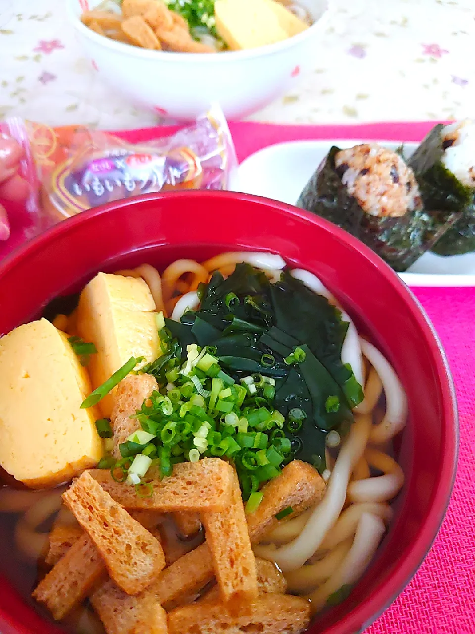 今日は寒いですね～

温かいうどんでランチです　
ミニオニギリつき🍙|🍒ふみりん🍒さん