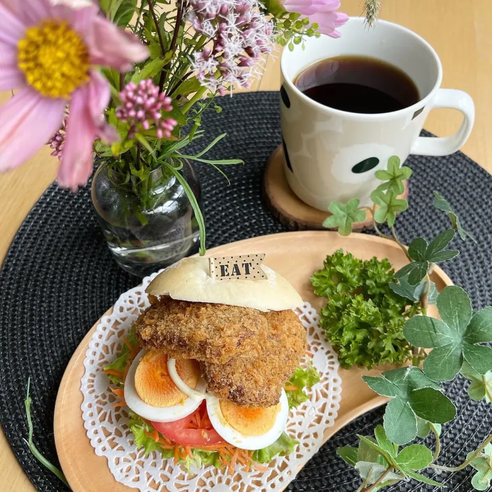 Snapdishの料理写真:10/6❤︎骨付鷄挽き肉カツサンド🌱✨

寒いですね…🙇‍♀️午前中病院でしたが外は既に冬みたいに寒くてびっくり💦|Makinsさん