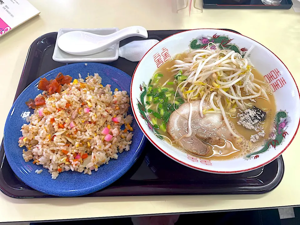 ラーメンと半チャーハン|コージ💫さん