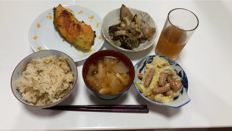 晩御飯(^^)☆鮭のカレーマヨ焼き☆豚こまと野菜の胡麻ぽん炒め（茄子、白菜、しめじ、えのき）☆ポークビッツと玉葱の卵炒め☆みそ汁（大根、キャベツ、しめじ、えのき）☆きんぴらごぼうとあさりの炊き込みご飯|Saharaさん