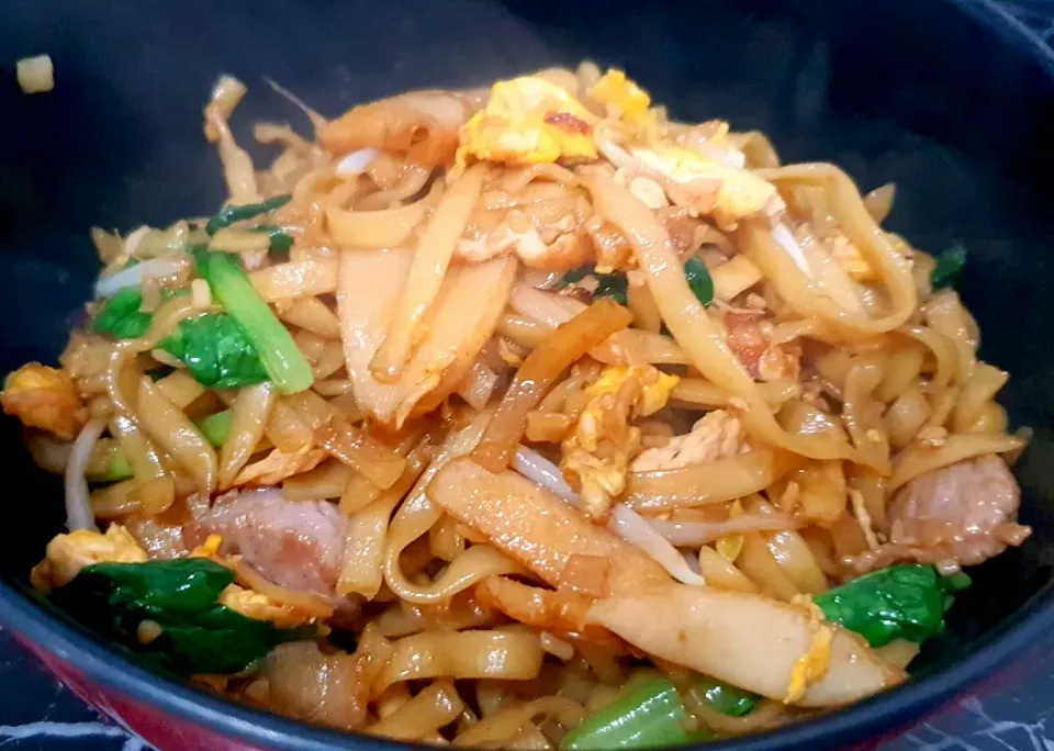 Garlic Stir fry flat noodles with pork eggs veggies bean sprouts and fishcakes 😋👍💕|🌷lynnlicious🌷さん