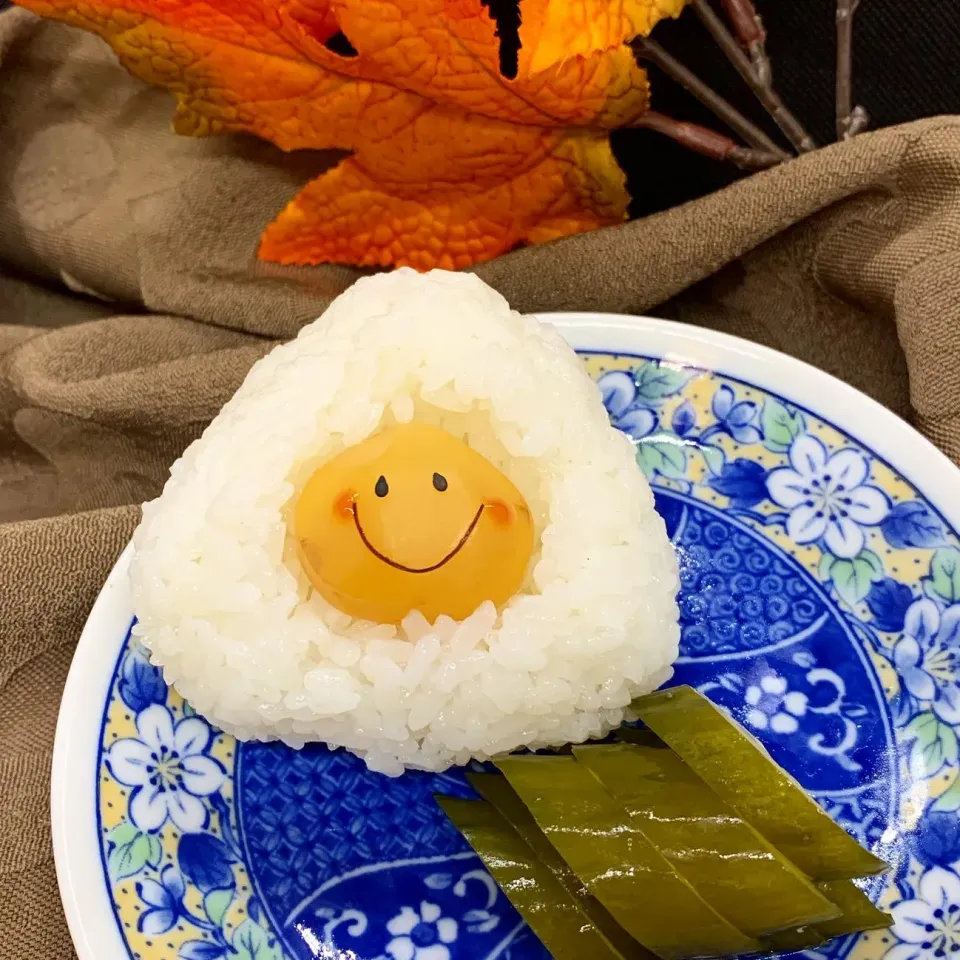 Snapdishの料理写真:おにぎりアクション🍙栗おにぎり🌰|みっこちゃんさん