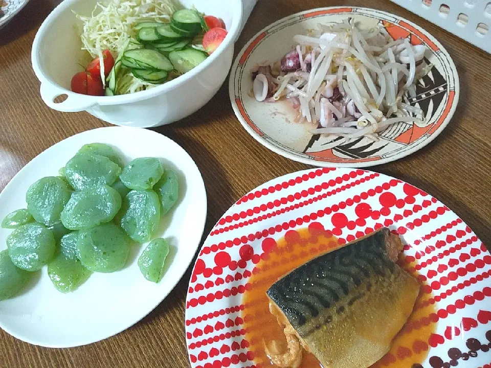 Snapdishの料理写真:鯖の味噌煮
さしみ蒟蒻
サラダ
行かんともやし炒め|尚さん