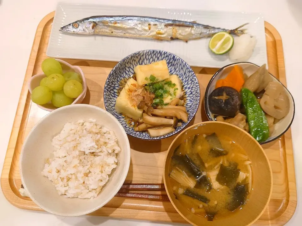 サンマ、筑前煮、揚げ出し豆腐、味噌汁、シャインマスカット|sorsmdさん