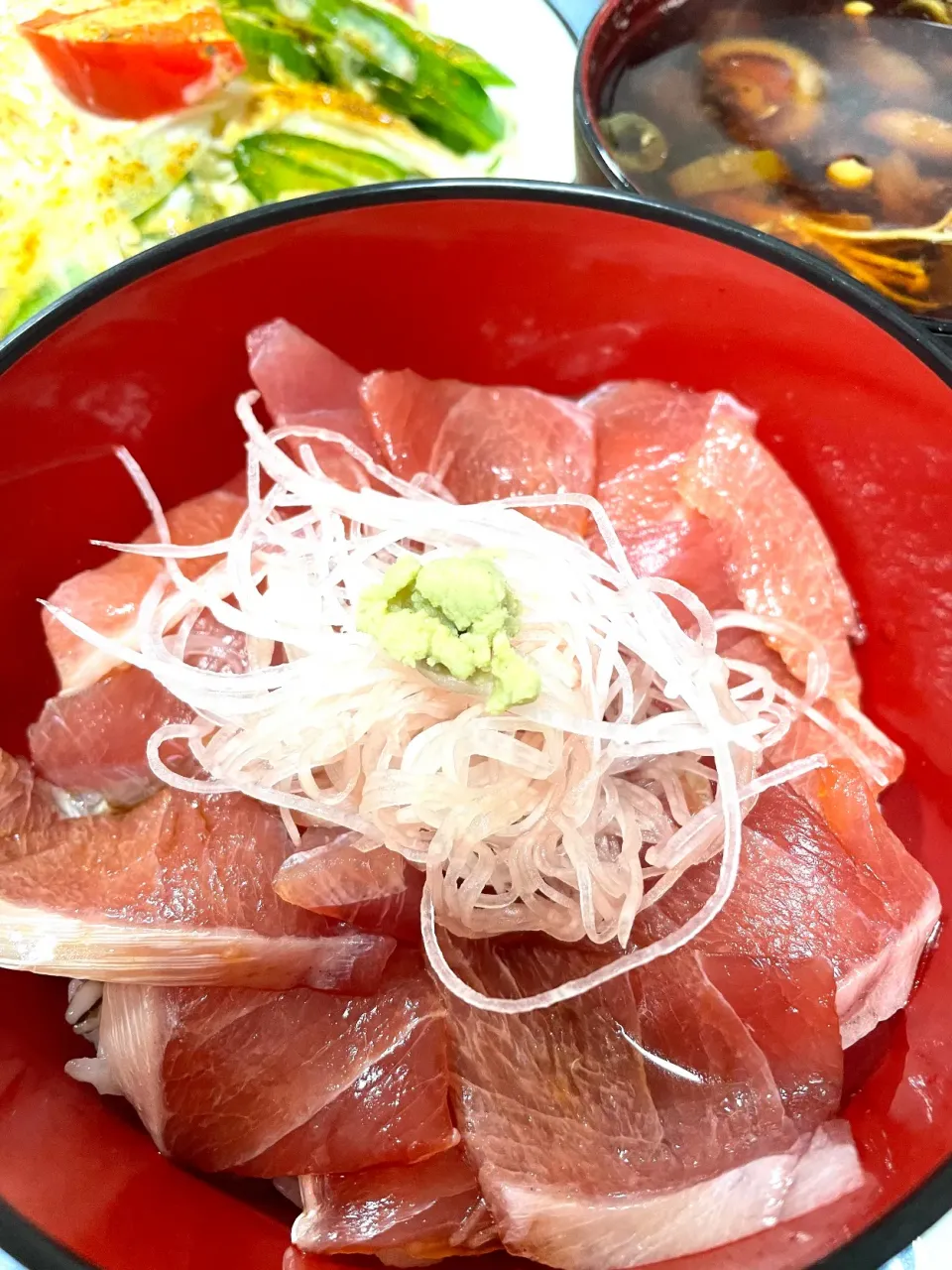 ご近所の美味しい魚屋さんの中トロで鉄火丼|カピバラおやじさん