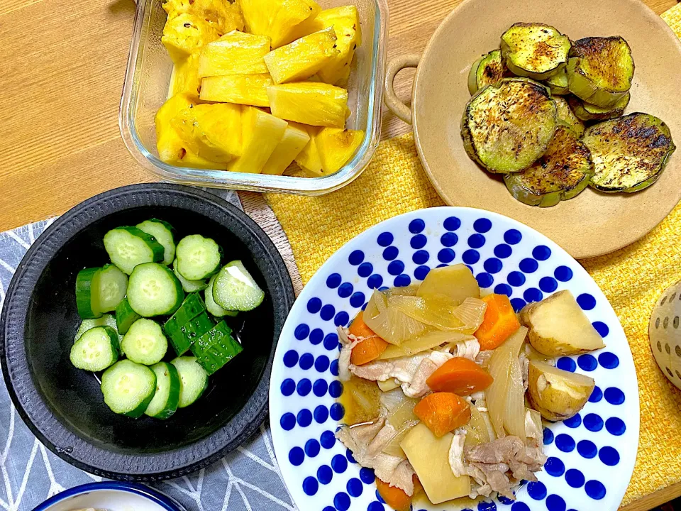 天狗ナスのグリル👺、肉じゃが🥕、きゅうりの梅酢🥒、ハニーグローパイン🍍|1614さん