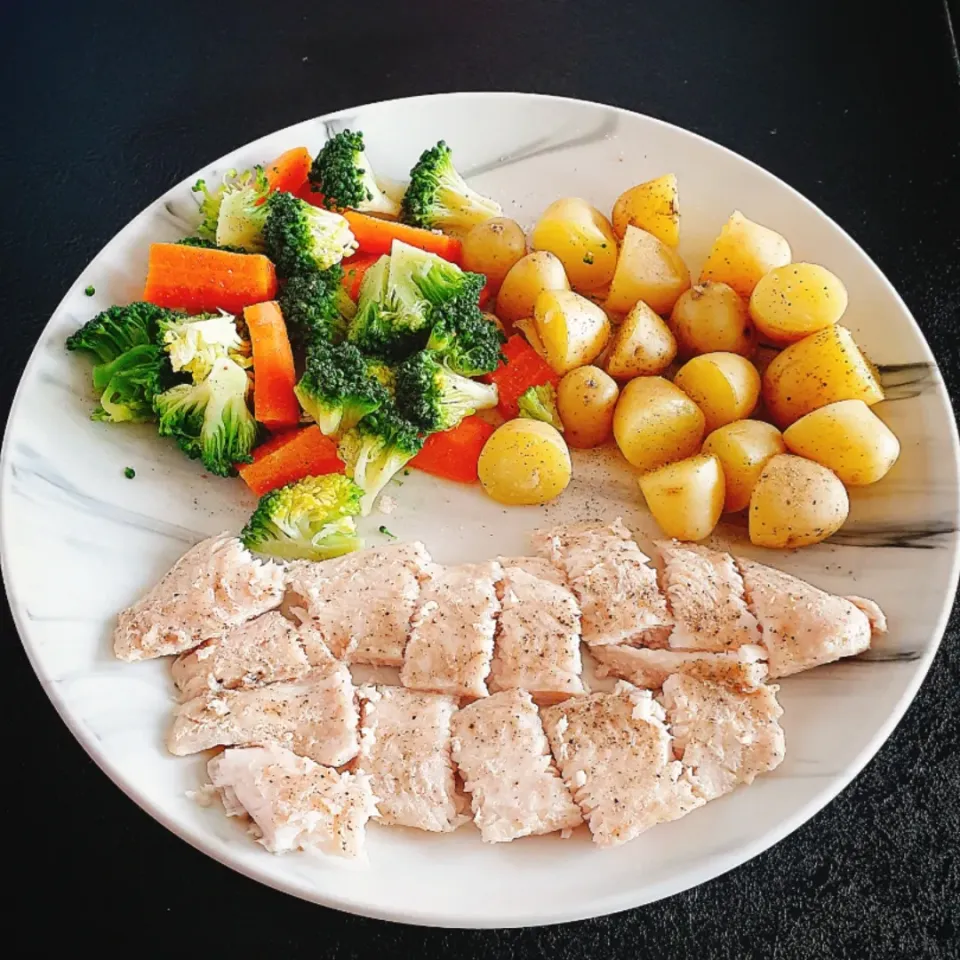 Basa fillets fish with steamed potatoes, carrots and broccoli.|Aldin Alicさん