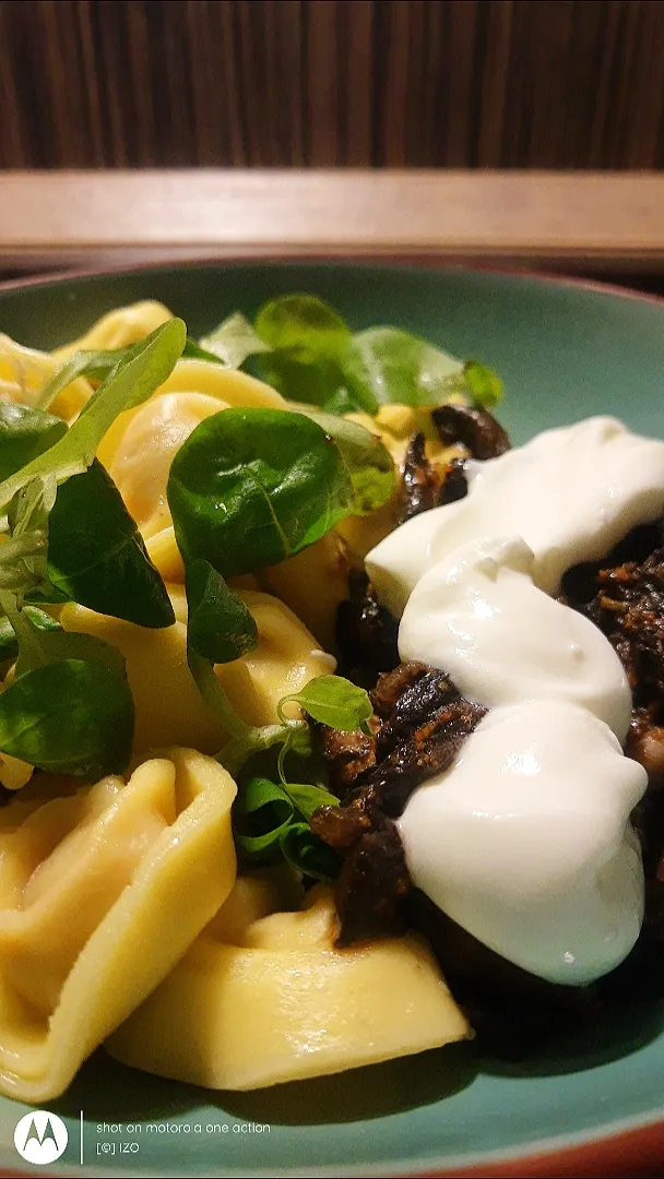 Pasta filled with dried tomatoes, wild mushrooms, baby spinach with sour cream|Imre Zoltánさん