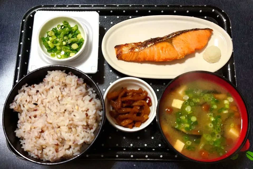 今日の朝ごはん（十六穀ごはんに焼鮭（銀鮭）、納豆、なめこ汁、割干し大根漬）|Mars＠釜飯作り研究中さん