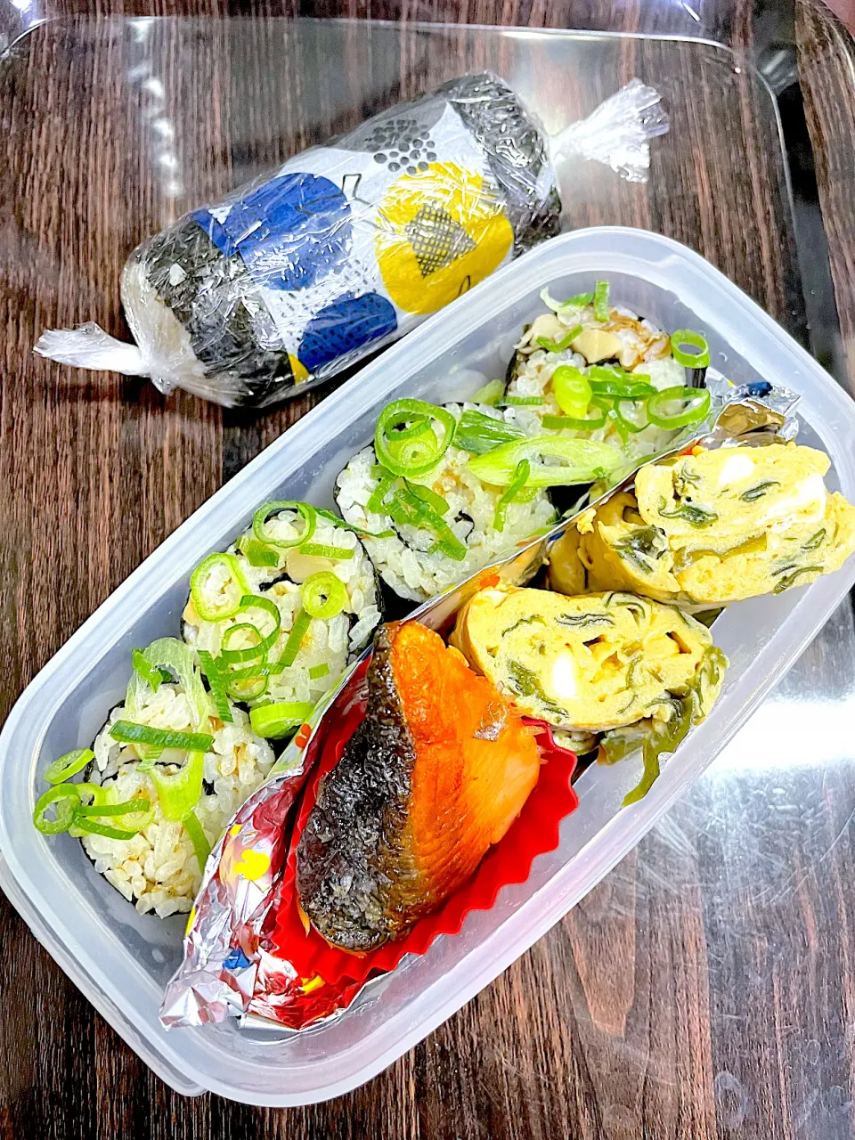 キノコご飯の巻き握りのお弁当|naomin.･*さん