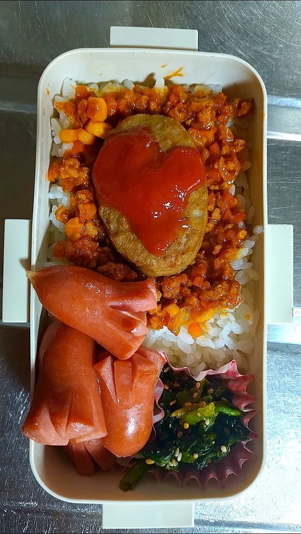 旦那弁当　2022/10/7

キーマカレー
ハンバーグのせ
タコさんウインナー
ほうれん草のごまあえ|ユキヨメ♪さん