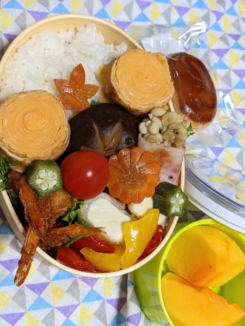 本日のお弁当〜。くるくる詰め合わせエビフライ付き弁当〜|f.1125beさん