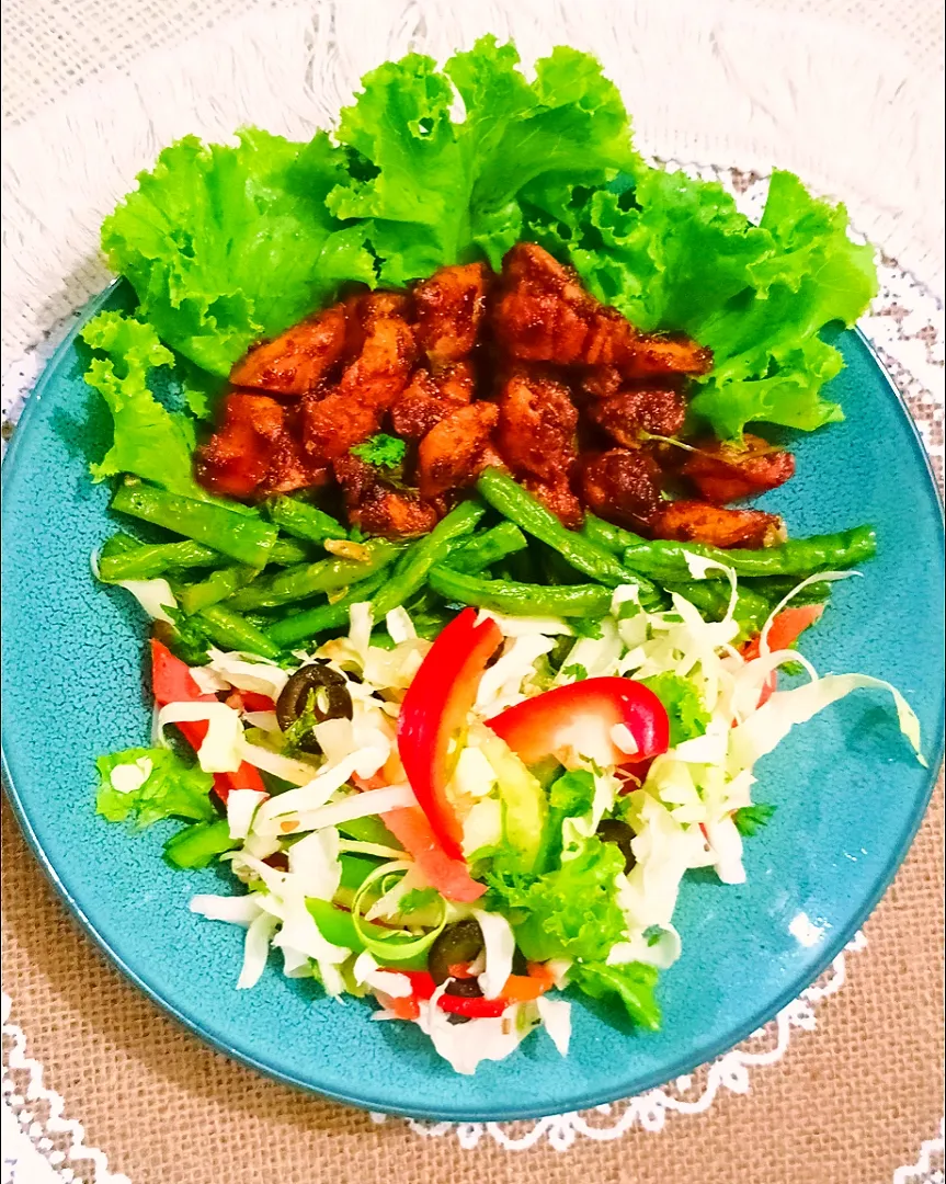 Snapdishの料理写真:Chicken salad with freshly chopped cucumber, cabbage, bell pepper, carrot with lime pepper dressing.....|Happy Green Bowlさん