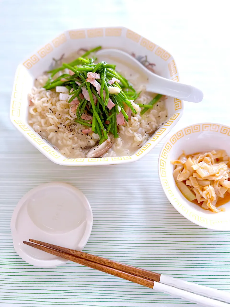 Snapdishの料理写真:コムタンラーメン水蓮菜炒めのせ|＊Aloha＊さん