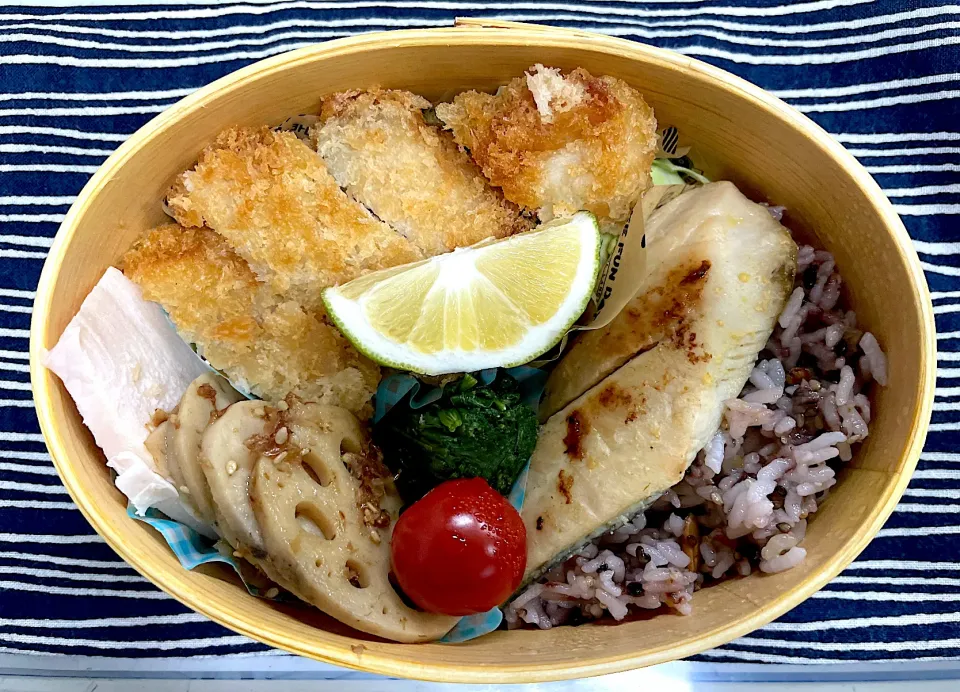 味噌カツ、焼きサバ、レンコンの五穀米🍱|なお🅿️さん