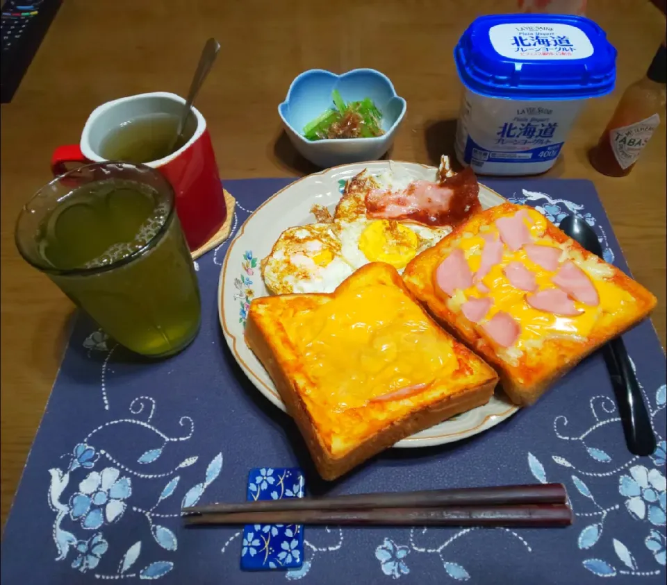 Snapdishの料理写真:ハムチーズトーストとガーリックチーズトースト(昼飯)|enarinさん