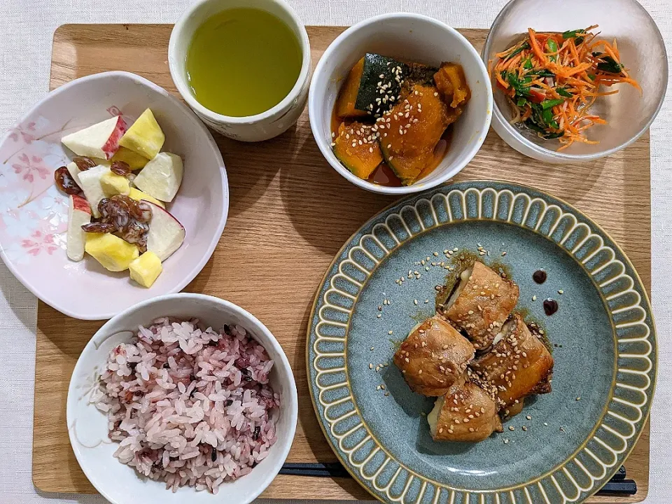 ちくわとチーズの肉巻き、かぼちゃの煮物、りんごとさつまいものサラダ、にらと人参のお浸し|しょこらさん