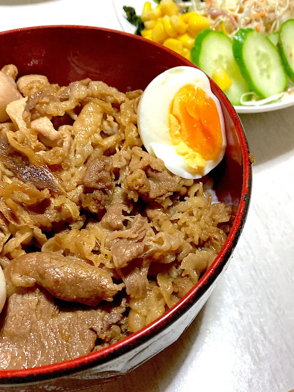 残った豚バラと牛コマの焼肉丼、ミックスサラダ|Ayaさん