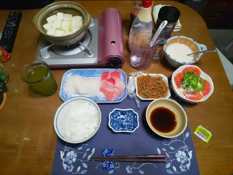 湯豆腐鍋と鮪切り落としとイカ刺し(夕飯)|enarinさん