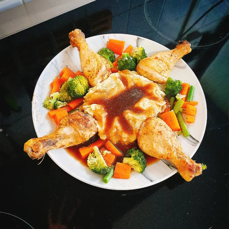 Chicken drumsticks with mash potatoes, carrots, broccoli, green beans and beef gravy.|Aldin Alicさん