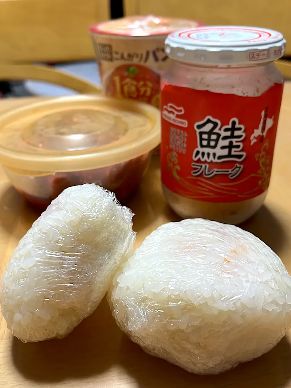 Snapdishの料理写真:母のみ手抜きおにぎり🍙梅干し楽しみ〜|まつさん