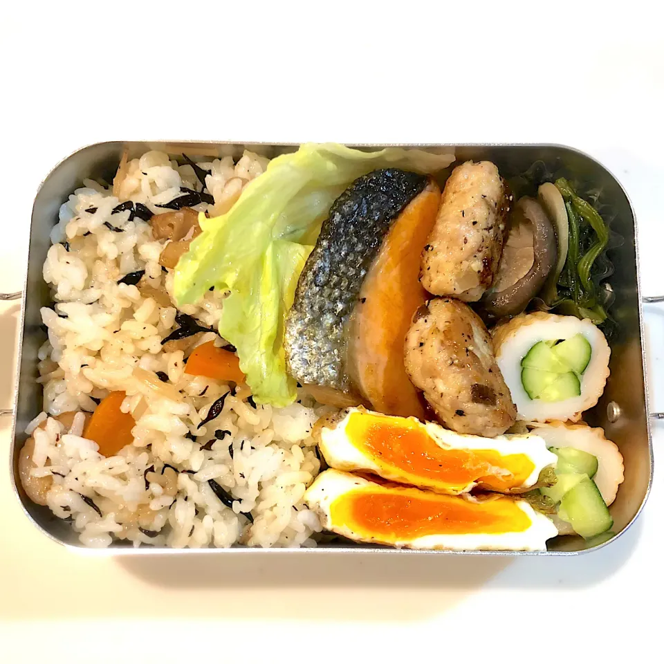 サラ弁　　　　　　　　　　　　　　　　　　焼き鮭　鶏つくね塩焼き　目玉焼き　椎茸と小松菜煮　竹輪胡瓜|じゅんさんさん